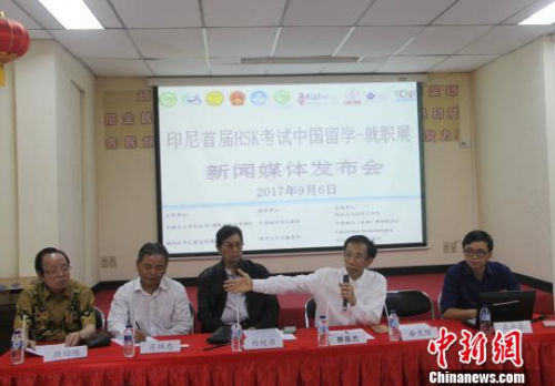 圖為雅加達華文教育協(xié)調(diào)機構(gòu)執(zhí)行主席蔡昌杰(右二)介紹展會情況?！×钟纻?攝