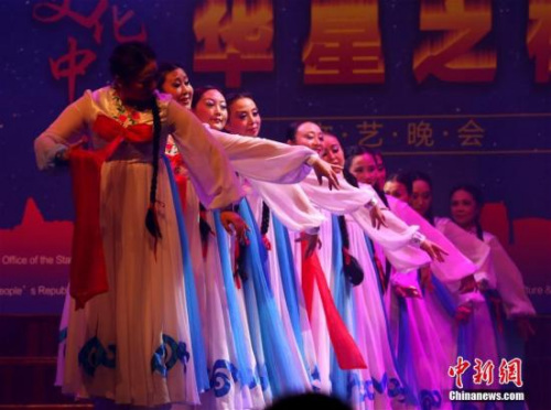 9月7日晚，由中國國務院僑辦主辦，中國駐悉尼總領事館、南海傳媒支持，悉尼華星藝術團承辦的《文化中國·華星之夜》中秋文藝晚會在悉尼市政廳劇場隆重上演。圖為悉尼華星海之夢藝術團演出朝鮮舞《阿里郎》。<a target='_blank' >中新社</a>記者 賴海隆 攝