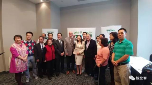 媒體會后李西西與社團華人合影。（加拿大蒙特利爾華助中心）