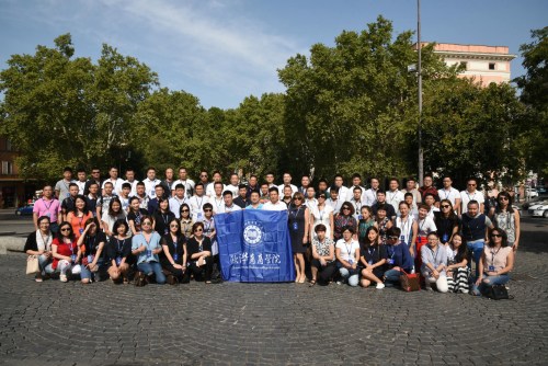 歐洲華商商學院第三期高級研修班部分學員與劉剛教授合影留念。(歐洲華商商學院供圖)