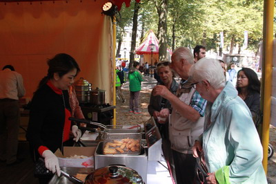 中華美食亭。