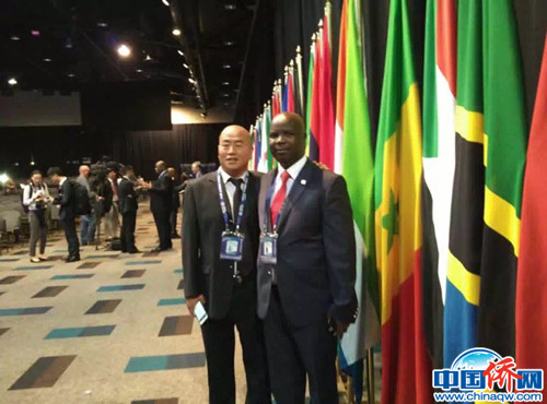 馬雅尼和非盟主席德拉米妮祖馬合影。