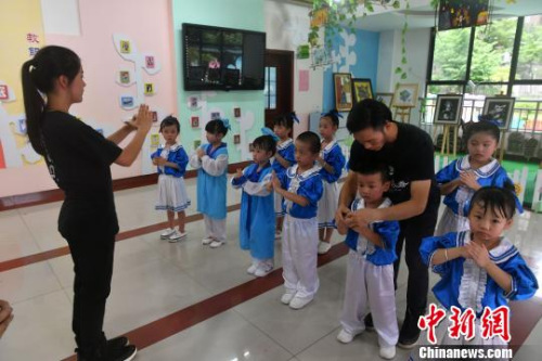 圖為詠春拳師傅指導(dǎo)小朋友學(xué)拳?！蚊?攝