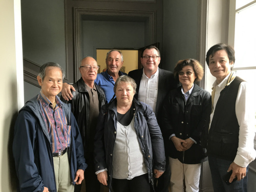 猶太城市長弗蘭克·勒寶萊克（后排右）、副市長莫南（后排左）與請愿街區(qū)代表合影。（法國《歐洲時報》/黃冠杰 攝）