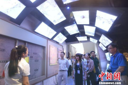 海外華文媒體高層參觀東江移民博物館?！±羁啤z