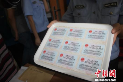 西安舉行外國人永久居留身份證頒發(fā)首發(fā)儀式?！“⒘漳?攝