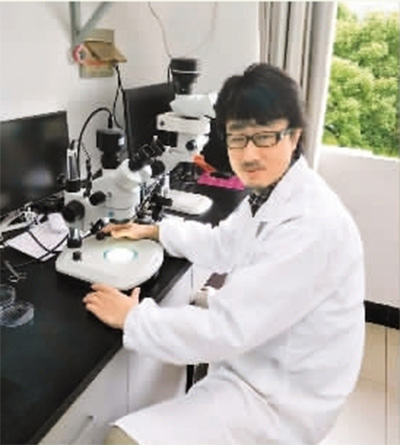 高堅認為，在海外求學的經(jīng)歷讓自己養(yǎng)成了做事細心，治學嚴謹?shù)牧晳T。