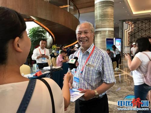 印尼《千島日報(bào)》社長林豪抵達(dá)會(huì)場。林先生生于1933年，是本屆論壇年齡最大的嘉賓。 冉文娟 攝