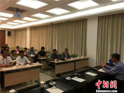 共有來自五大洲十六個(gè)國家和地區(qū)的二十家華文媒體高層參加此次培訓(xùn)。 圖為研修班現(xiàn)場?！∈缝o靜　攝