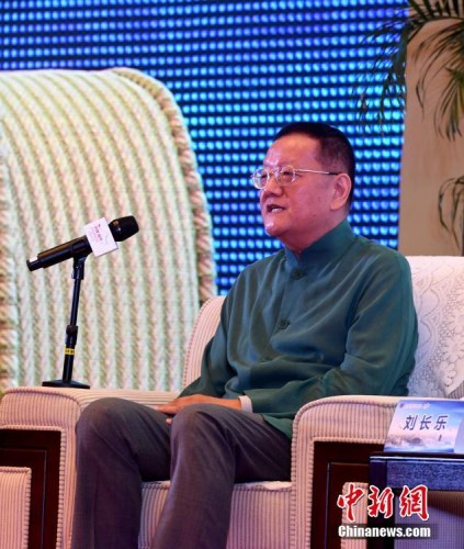 9月10日，鳳凰衛(wèi)視控股有限公司董事局主席兼行政總裁劉長樂在高端論壇上發(fā)言。當(dāng)日，在福州舉行的第九屆世界華文傳媒論壇舉行“如何面對‘融媒體’”高端論壇。<a target='_blank' >中新社</a>記者 張斌 攝