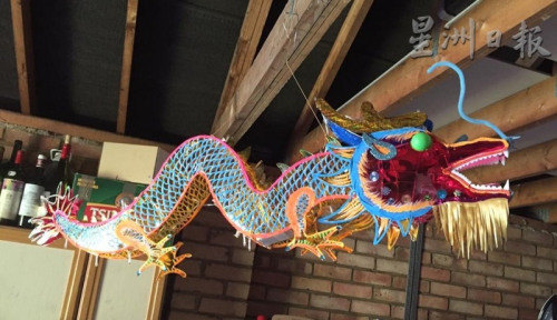 雷發(fā)鑫做的龍形燈籠有“飛龍在天”的氣勢，須耗兩三天才能完成