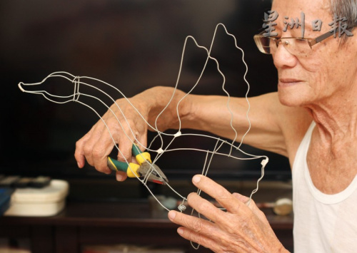 燈籠伯伯12歲起自學(xué)制作傳統(tǒng)燈籠，盼傳授手藝給有緣人，以讓孩子提玻璃紙燈籠過中秋的習(xí)俗代代相傳。(馬來西亞《星洲日報》)