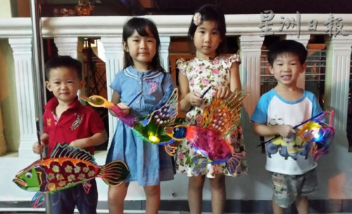 孫兒孫女們提著外公制作的燈籠樂滋滋游街去，讓燈籠伯伯仿佛看見當(dāng)年女兒們提燈籠炫耀的神氣樣子。