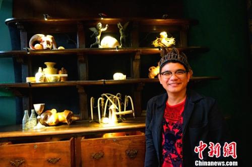 在馬尼拉馬卡蒂阿亞拉博物館一間玻璃陽(yáng)光房，一個(gè)持續(xù)了十天的“在陽(yáng)光下(A PLACE IN THE SUN)”油畫(huà)展9月6日晚落幕。 關(guān)向東 攝