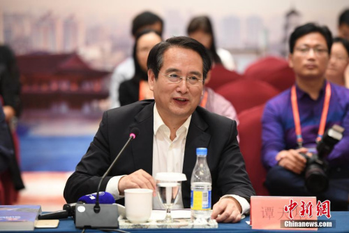 9月10日，第九屆世界華文傳媒論壇——“一帶一路”中的華文媒體分論壇在福州舉行，多位學(xué)者及海外華文媒體代表在論壇上分享觀點(diǎn)，提出問(wèn)題。圖為國(guó)務(wù)院僑務(wù)辦公室副主任譚天星總結(jié)發(fā)言。<a target='_blank' >中新社</a>記者 崔楠 攝