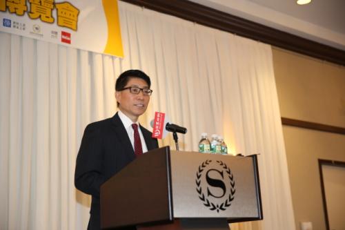 　嚴(yán)利談華裔學(xué)生如何在申請(qǐng)大學(xué)中提高競爭力。(美國《世界日?qǐng)?bào)》/洪群超 攝)