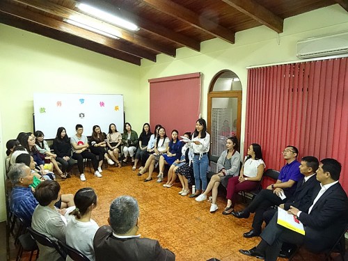 座談會上漢語教師志愿者發(fā)言。