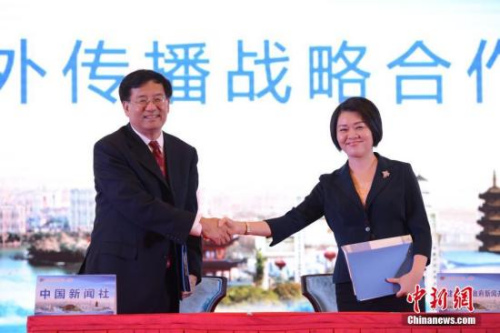 9月11日，第九屆世界華文傳媒論壇在福州閉幕。圖為中國新聞社社長章新新與福建省委宣傳部副部長徐姍娜簽署對外傳播戰(zhàn)略合作協(xié)議。<a target='_blank' >中新社</a>記者 崔楠 攝