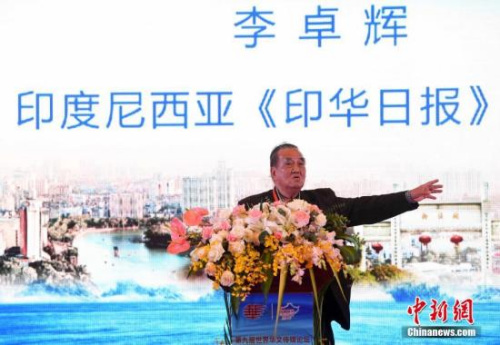 9月11日，第九屆世界華文傳媒論壇繼續(xù)在福州舉行，多位與會(huì)代表在大會(huì)上發(fā)言，分享自己的經(jīng)歷與見(jiàn)解。圖為印度尼西亞《印華日?qǐng)?bào)》總編輯李卓輝發(fā)言。<a target='_blank' >中新社</a>記者 張斌 攝