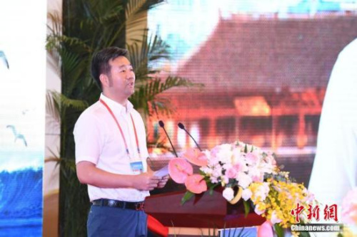 9月11日，第九屆世界華文傳媒論壇繼續(xù)在福州舉行，多位與會(huì)代表在大會(huì)上發(fā)言，分享自己的經(jīng)歷與見(jiàn)解。圖為阿根廷《華人頭條》創(chuàng)始人黃琪旺發(fā)言。<a target='_blank' >中新社</a>記者 崔楠 攝