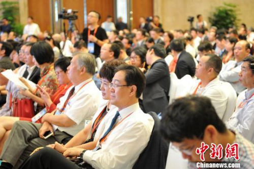 河北省人民政府外事辦公室主任劉曉軍、石家莊市副市長孟祥紅在福州參加第九屆世界華文傳媒論壇?！⌒す饷?攝