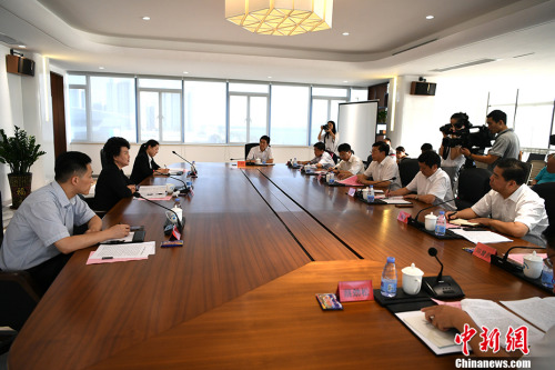 9月10日下午，國務(wù)院僑務(wù)辦公室主任裘援平赴福建“僑夢苑”調(diào)研，考察“僑夢苑”建設(shè)情況，走訪了數(shù)字福建（長樂）產(chǎn)業(yè)園濱海新城等園區(qū)，并與相關(guān)負責(zé)人座談。圖為裘援平主任與福建省及福州市相關(guān)負責(zé)人座談。 <a target='_blank' >中新社</a>記者 王東明 攝