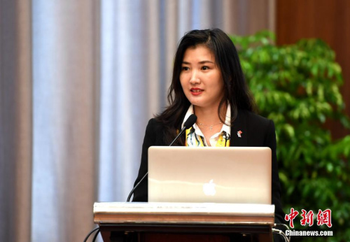 泰國《@曼谷》雜志社社長郭蕊在論壇上演講。當日，第九屆世界華文傳媒論壇——華文媒體與中華文化分論壇在福州舉行。 <a target='_blank' >中新社</a>記者 張斌 攝