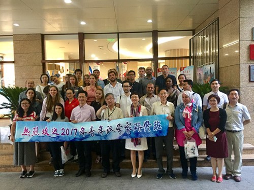 青年漢學(xué)家參觀華陽(yáng)街道 青年漢學(xué)家參觀華陽(yáng)街道