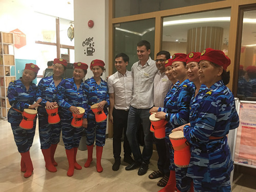 青年漢學(xué)家與華陽(yáng)街道老年腰鼓隊(duì)合影 青年漢學(xué)家與華陽(yáng)街道老年腰鼓隊(duì)合影