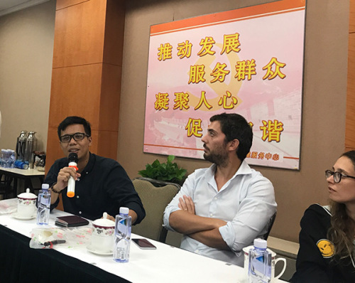 菲律賓學(xué)者菲利普·文森特·阿萊格里在座談會(huì)上提問(wèn) 菲律賓學(xué)者菲利普·文森特·阿萊格里在座談會(huì)上提問(wèn)