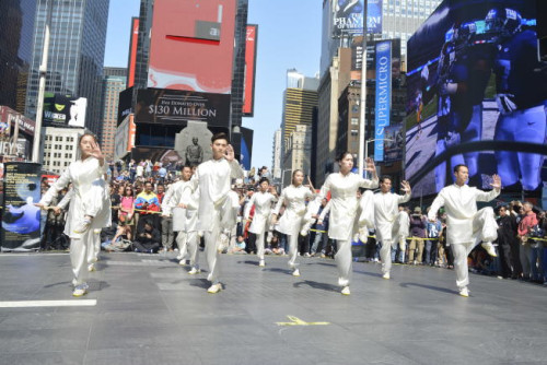 太極表演亮相時報廣場，贏得陣陣掌聲。(美國《世界日報》/俞姝含 攝)