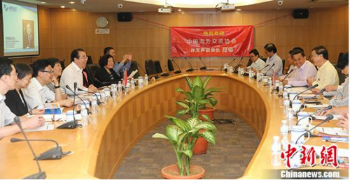 圖為許又聲在與馬華公會(huì)“一帶一路”中心負(fù)責(zé)人交流。 <a target='_blank' >中新社</a>記者 張晨翼 攝