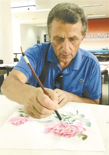 烏克蘭媒體人學(xué)習(xí)國畫。（孫佳麗 攝）