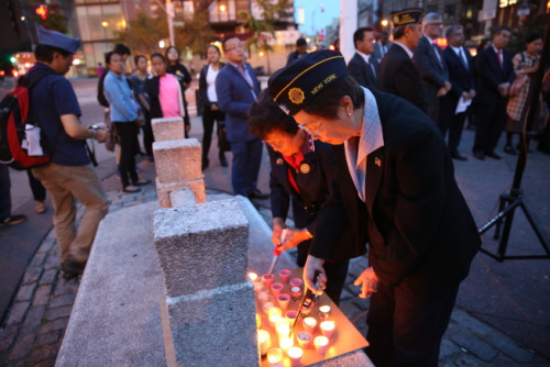 與會者點亮蠟燭，悼念9•11事件死難者。（美國《世界日報》/洪群超 攝）