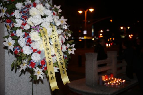 小區(qū)代表出席9•11悼念儀式，并敬獻(xiàn)花圈。（美國《世界日報》/洪群超 攝）