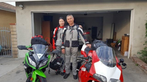 范子毅（右）和女友Disi（左）騎機車去阿拉斯加。（美國《世界日報》）