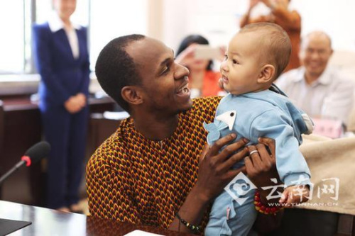 馬里籍博士生薩立夫抱著自己的寶寶。 何新聞 攝