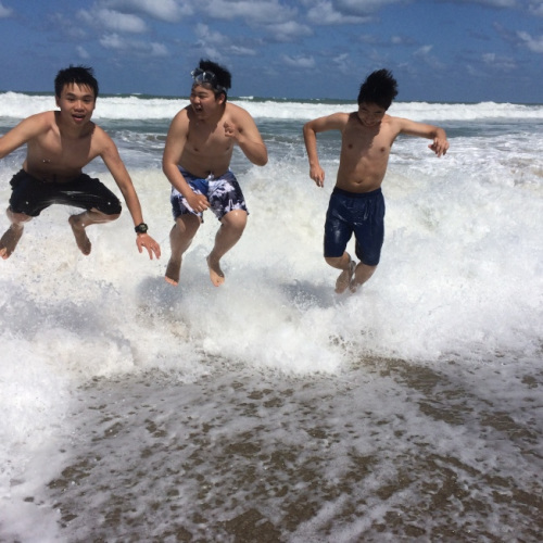 成都小伙Harry隨住家爸媽去佛羅里達(dá)游玩。（美國《世界日?qǐng)?bào)》）