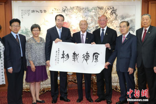 中國國務(wù)院僑務(wù)辦公室黨組書記、副主任許又聲(左三)9月12日率團訪問泰國中華總商會。<a target='_blank' >中新社</a>記者 張晨翼 攝