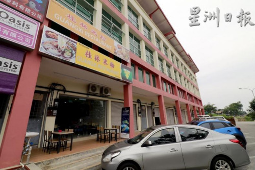 位于阿亦布爹二路的桂林米粉營(yíng)業(yè)兩個(gè)月來(lái)，吸引了不少中國(guó)和本地顧客的光顧。(馬來(lái)西亞《星洲日?qǐng)?bào)》)