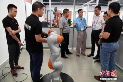 9月12日，嘉賓在福州高新區(qū)機(jī)器人編程企業(yè)參觀。當(dāng)日，出席第九屆世界華文傳媒論壇的嘉賓來到福州高新技術(shù)產(chǎn)業(yè)開發(fā)區(qū)，了解有關(guān)企業(yè)的發(fā)展情況。<a target='_blank' >中新社</a>記者 張斌 攝
