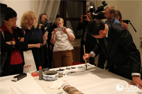 中國(guó)書(shū)法家現(xiàn)場(chǎng)書(shū)就書(shū)法作品引人圍觀(人民網(wǎng)記者 華迪 攝)中國(guó)書(shū)法家現(xiàn)場(chǎng)書(shū)就書(shū)法作品引人圍觀(人民網(wǎng)記者 華迪 攝)