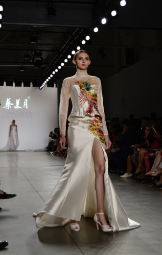 中國風(fēng)婚紗驚艷紐約時裝周。(美國《世界日報》/俞姝含 攝)