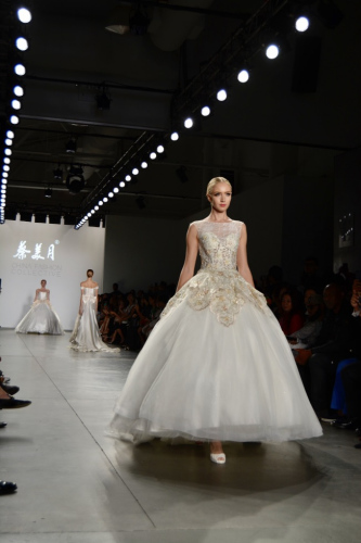 中國風(fēng)婚紗驚艷紐約時裝周。(美國《世界日報》/俞姝含 攝)