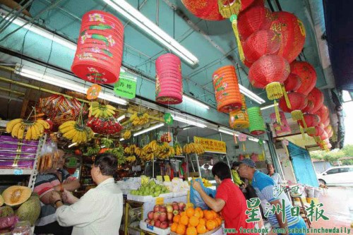 圖為距離中秋節(jié)還有約半個月，滿滿企業(yè)在店外高掛大型紙燈籠。（馬來西亞《星洲日報》）