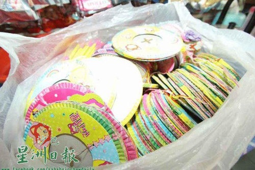 圖為去年從中國進口的紙燈籠還有大量存貨，商家只好以舊價格售賣。（馬來西亞《星洲日報》）