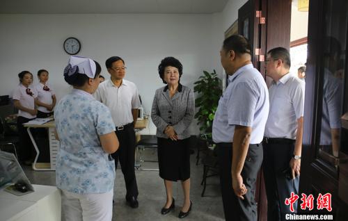 裘援平先后走訪廣西珠江啤酒有限公司、太和自在城健康養(yǎng)老基地、華僑城安置小區(qū)等地，詳細(xì)了解武鳴華僑農(nóng)場(chǎng)轉(zhuǎn)體改制以來的產(chǎn)業(yè)發(fā)展和歸僑僑眷生活情況。 <a target='_blank' >中新社</a>記者 翟李強(qiáng) 攝