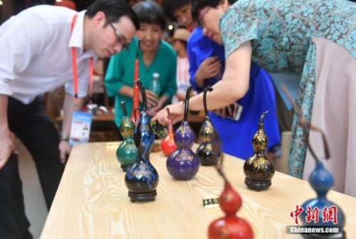 9月12日，福州的脫胎漆器吸引華文媒體代表眼球。當(dāng)日，出席第九屆世界華文傳媒論壇的嘉賓參訪福州三坊七巷。<a target='_blank' >中新社</a>記者 呂明 攝