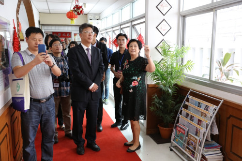 代表們參觀曼松德孔子學(xué)院 代表們參觀曼松德孔子學(xué)院