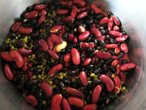 養(yǎng)生三豆湯(來(lái)源:美國(guó)《世界日?qǐng)?bào)》) 養(yǎng)生三豆湯(來(lái)源:美國(guó)《世界日?qǐng)?bào)》)